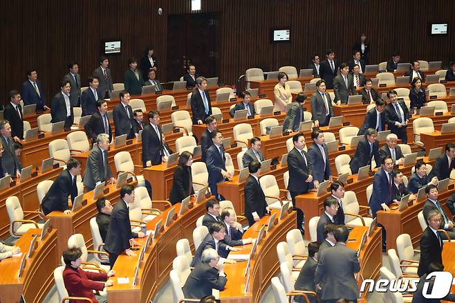 더불어민주당 의원들이 12일 오전 서울 여의도 국회 본회의장에서 열린 제367회 제3차 임시회 본회의에서 나경원 자유한국당 원내대표의 교섭단체 대표연설 내용 중 '문재인 대통령이 김정은 수석대변인'이란 발언에 항의하고 있다. 2019.3.12/뉴스1 © News1 임세영 기자