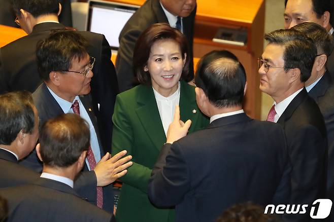 나경원 자유한국당 원내대표가 12일 오전 서울 여의도 국회 본회의장에서 열린 제367회 제3차 임시회 본회의에서 교섭단체 대표연설을 마치고 동료 의원들과 악수를 나누고 있다. 2019.3.12/뉴스1 © News1 임세영 기자