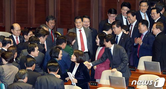 자유한국당의원들이 12일 국회 본회의장에서 교섭단체 대표연설을 마친 나경원 원내대표를 격려하고 있다.2019.3.12/뉴스1 © News1 이종덕 기자