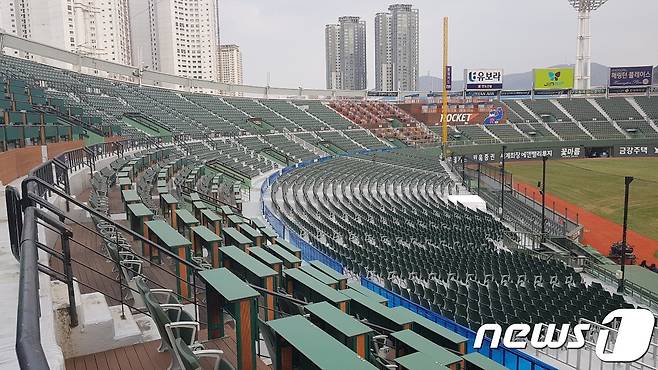 2019시즌을 맞이해 새 단장한 부산 사직야구장(롯데 자이언츠 제공). © 뉴스1