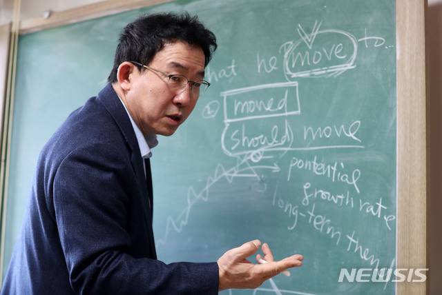 【서울=뉴시스】홍효식 기자 = 안동현 서울대 경제학부 교수가 지난 2월 8일 오전 서울 관악구 서울대 사회과학대학 연구실에서 뉴시스와 인터뷰를 하고 있다. 2019.03.07 yesphoto@newsis.com