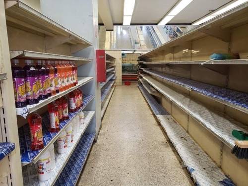 서민이 거주하는 카라카스 로스 루이세스 지역에 있는 개인 마트. 진열대가 일부만 채워져 있다. [연합뉴스]