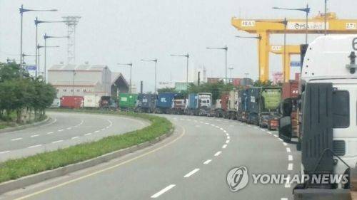 부산신항 남컨 임항도로에 줄지어 선 트레일러들 [트레일러 기사 제공]