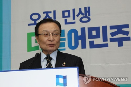 이해찬 "나경원, 국가원수 모독죄…도저히 용납할 수 없다" (서울=연합뉴스) 하사헌 기자 =  더불어민주당 이해찬 대표는 12일 본회의 직후 열린 긴급의원총회에서 자유한국당 나경원 원내대표가 국회 교섭단체 연설에서 "대한민국 대통령은 김정은 수석대변인"이라고 말한 것과 관련해 "국가 원수에 대한 모독죄"라며 "정치적으로 도저히 용납할 수 없다는 생각이 들었다"고 발언하고 있다. 2019.3.12 toadboy@yna.co.kr