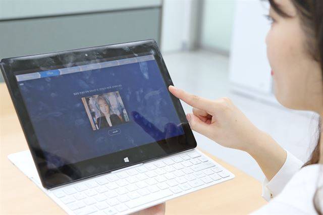 BGF리테일은 작년 하반기 도입한 AI 면접을 올 상반기 확대할 계획이다. 사진은 AI 면접 시연. 안면인식 등록을 하는 모습이다. BGF리테일 제공