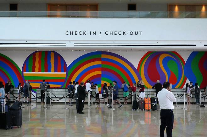 미국 작가 솔 르윗의 그림, 호텔 곳곳에서 세계적인 미술 작품을 볼 수 있다