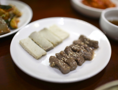 상어 꼬치와 쇠고기 산적 [사진/성연재 기자]