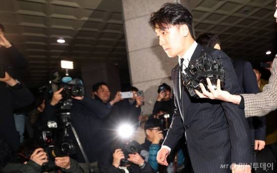 승리가 지난달 27일 오후 해외 투자자 성접대 및 해피벌룬 의혹을 조사받기 위해 서울지방경찰청 광역수사대에 자진출석하고 있다. /사진=김휘선 기자 hwijpg@