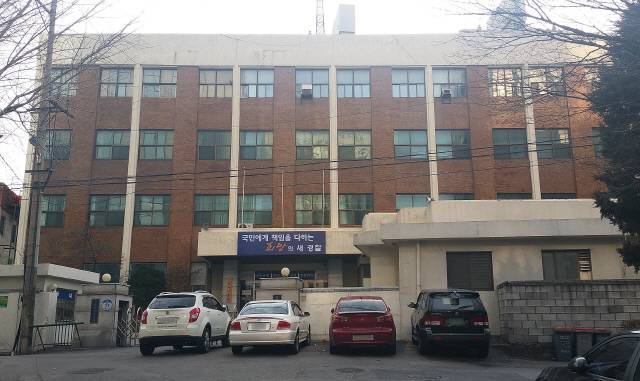 영화 ‘베테랑’과 인기 드라마 ‘시그널’의 무대가 된 서울지방경찰청 광역수사대의 옛 마포구 청사. 현재 서울청 광수대는 서울지방경찰청에 입주해 있다. /연합뉴스