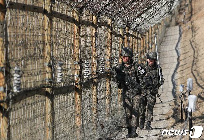 13일 경기도 연천군 25사단에서 장병들이 철책을 점검하고 있다. 2019.3.13/뉴스1 © News1 허경 기자