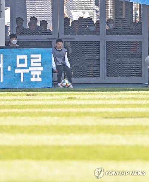 축구가 보고싶어 (대구=연합뉴스) 김준범 기자 = 17일 대구FC와 울산현대 축구단 K리그1 경기가 열린 DGB대구은행파크에 들어오지 못한 축구팬이 경기장 철조망 사이로 경기를 보고 있다. 2019.3.17 psykims@yna.co.kr