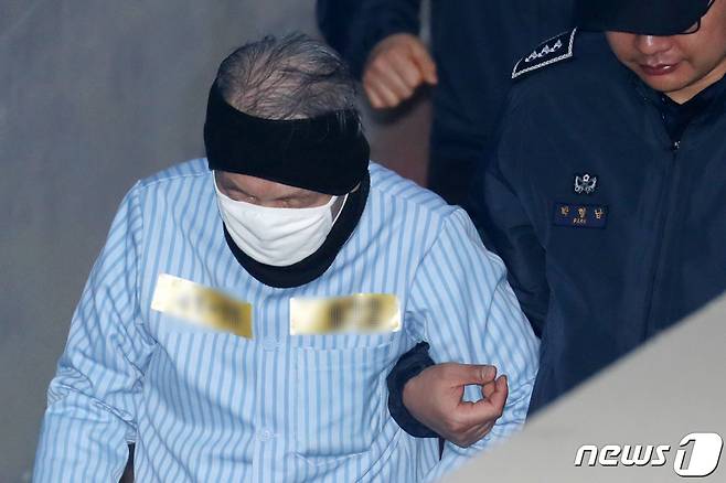 보수단체 부당지원 등 '화이트리스트' 작성 의혹을 받고 있는 김기춘 전 청와대 비서실장이 18일 오후 서울 서초동 서울고등법원에서 열린 직권남용 권리행사방해 혐의 관련 항소심 공판에 출석하고 있다. 2019.3.18/뉴스1 © News1 민경석 기자