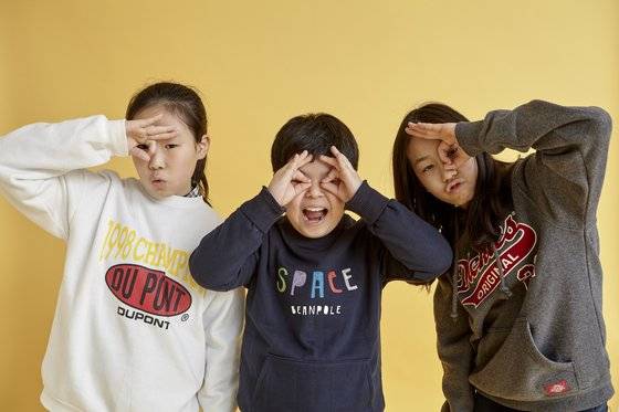 본인만의 인싸 포즈를 선보이고 있는 학생기자들. 왼쪽 박윤정 학생과 오른쪽 홍지수 학생의 포즈는 축구선수 델레 알리가 골 세리머니로 선보인 후 대표적인 인싸 포즈로 사랑받고 있다.