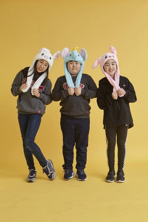 귀가 움직이는 토끼모자는 인싸템으로 큰 사랑을 받았다. (가운데) 허태훈 학생기자는 변형형인 코끼리모자를 쓰고 있다.