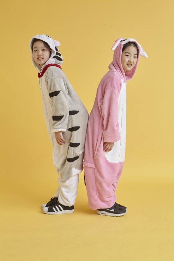 초등학생들 사이에서 인싸템으로 사랑받는 동물잠옷을 입은 허시은(왼쪽) 학생모델·정하민 학생기자.
