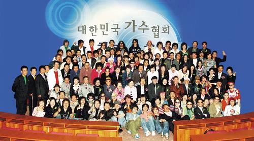 가수들이 2006년 5월 서울 여의도 국회 헌정기념관에서 대한가수협회 창립총회를 열고 기념 촬영을 했다.