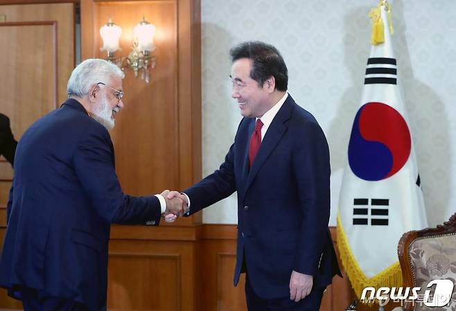 (서울=뉴스1) 박정호 기자 = 이낙연 국무총리가 18일 오후 서울 종로구 세종대로 정부서울청사에서 모하메드 타하 시알라 리비아 외교장관을 접견, 악수를 나누고 있다. 2019.3.18/뉴스1  <저작권자 © 뉴스1코리아, 무단전재 및 재배포 금지>