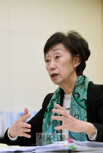 최영애 국가인권위원회 위원장이 지난 15일 서울 중구 국가인권위원회 집무실에서 서울신문과 인터뷰를 하고 있다. 최 위원장은 “소수자에 대한 혐오가 우리 사회에 전면적으로 퍼져 사회적 갈등의 골이 점점 깊어지고 있다”며 혐오·차별 문제 해결을 임기 중 가장 중요한 과제로 꼽았다. 도준석 기자 pado@seoul.co.kr