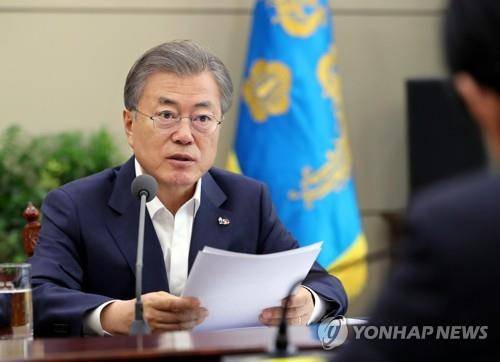 문 대통령, '장자연·김학의·버닝썬 사건 의혹 낱낱이' (서울=연합뉴스) 문재인 대통령이 18일 오후 청와대에서 박상기 법무부 장관과 김부겸 행정안전부 장관으로부터 '장자연·김학의·버닝썬 사건' 관련 보고를 받고 지시 사항을 전달하고 있다. 문 대통령은 "법무부 장관과 행안부 장관이 함께 책임을 지고 사건의 실체와 제기되는 여러 의혹은 낱낱이 규명해 주기 바란다"고 밝혔다. [청와대 제공] scoop@yna.co.kr