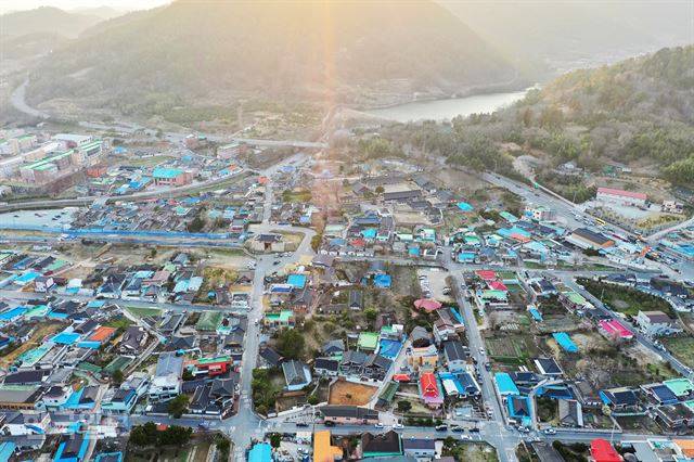 ‘작은 한양’이라 불리는 나주는 광주에 주도권을 빼앗긴 후 쇠락을 거듭해 왔다. 나주읍성 서성문 주변은 1~2층 건물에 좁은 골목으로 연결돼 시골마을의 정취를 물씬 풍긴다. 나주=최흥수기자