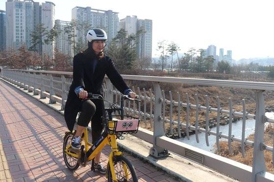 카카오모빌리티 직원인 성지혜씨가 T 바이크를 타고 판교 곳곳을 누비고 있다. [사진 카카오모빌리티]