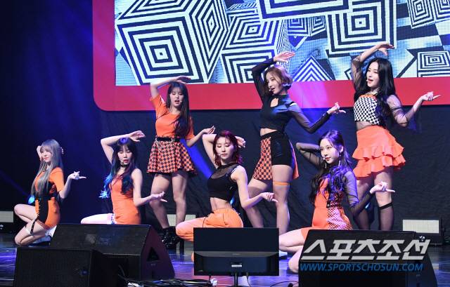 20일 오후 서울 방이동 올림픽공원 K아트홀에서 걸그룹 '모모랜드' 컴백 쇼케이스가 열렸다. 모모랜드는 20일 오후 6시 주요 음원사이트에 5번째 미니앨범 '쇼 미'를 공개한다. 화려한 쇼케이스 무대를 선보이고 있는 모모랜드. 송정헌 기자 songs@sportschosun.com/2019.03.20/