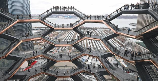 15일 미국 뉴욕 맨해튼의 초대형 건축물 ‘허드슨 야드’ 위를 방문객들이 거닐고 있다. 맨해튼 미드타운에 위치한 이 건물에는 2025년까지 초호화 주택, 사무실, 쇼핑몰, 공연장 등이 들어설 예정이며 개발비는 250억 달러(약 28조 원)이다. 맨해튼=AP 뉴시스