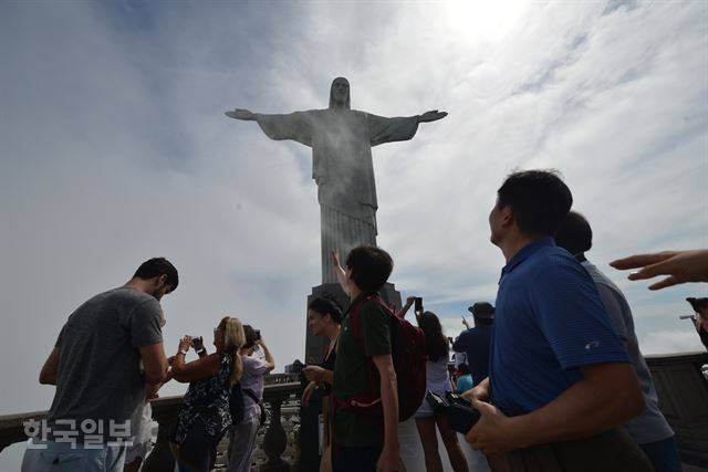 리우데자네이루 코르코바두 언덕의 구원의 예수상이 구름 밖으로 모습을 드러내고 있다.