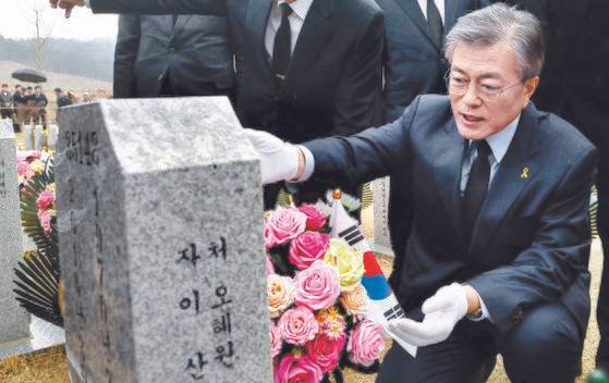 문재인 대통령이 대선 후보 시절인 2017년 3월 26일 천안함 폭침 7주기를 맞아 대전현충원 천안함 묘역을 참배하는 모습. 문 대통령은 2015년 당 대표 시절 처음으로 ’천안함은 북한 소행“이란 입장을 밝혔으나 집권 뒤에는 관련 언급을 피해왔다. 천안함 폭침을 믿지않는 일부 지지층과 남북관계를 의식한 행보란 분석이 나온다. [중앙포토]