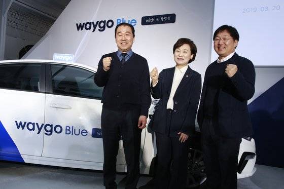 20일 첫 선을 보인 승차거부 없는 택시 웨이고 블루 출시 기자간담회에는 오광원 타고솔루션즈 대표, 김현미 국토교통부 장관, 정주환 카카오모빌리티 대표(왼쪽부터)가 참석했다. [사진 타고솔루션즈]