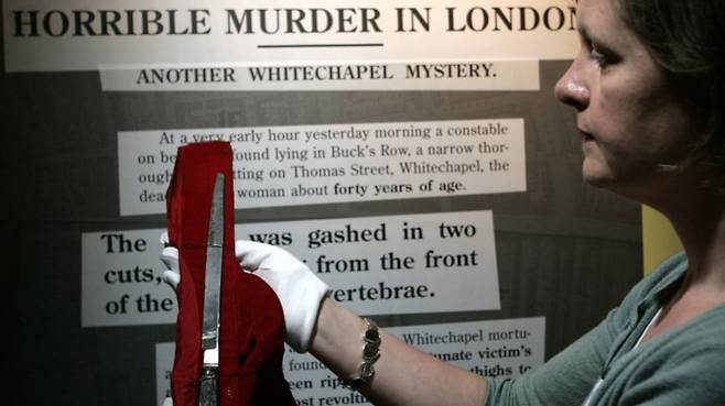 영국 도클랜즈 박물관에서 한 큐레이터가 잭 더 리퍼가 살인 도구로 사용한 것으로 알려진 칼을 선보이고 있다.(사진=AP 연합뉴스)