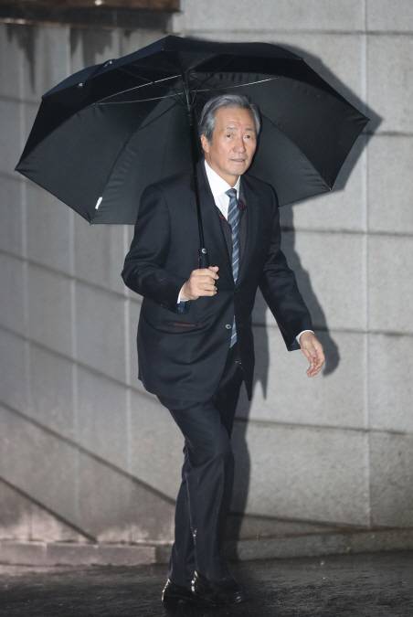 정몽준 아산재단 이사장이  고(故) 아산(峨山) 정주영 현대그룹 명예회장의 18주기를 하루 앞둔 20일 서울 용산구 한남동 정몽구 현대자동차그룹 회장 자택에서 열린 제사에 참석하고 있다(사진=연합뉴스).