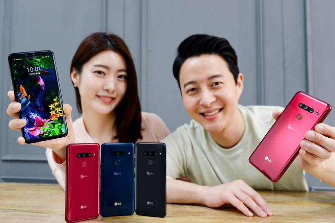LG전자는 전략 스마트폰 ‘LG G8 씽큐(ThinQ)’을 오는 22일 이동통신 3사와 자급체망 등을 통해 출시한다. 90만원 이하 출고가와 3차원 인식 Z카메라 등을 앞세우고, 디자인과 배터리 용량 등도 강조하고 있다. LG전자 모델들이 G8 씽큐를 들어보이고 있다. LG전자 제공