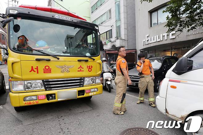 불법 주정차로 인해 소방차 출동이 지연되고 있는 모습. /뉴스1 © News1 DB
