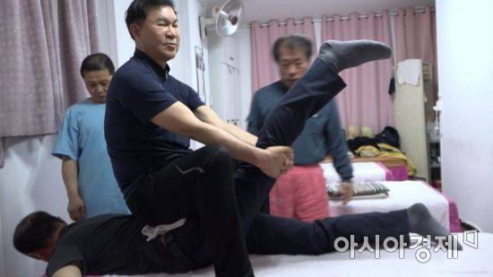 목욕관리사 교육과정에서 스포츠 마사지 수업은 때밀이 수업 못지 않게 중요하다고 박 원장은 설명했다. 세신이 단순 때밀기에 그치지 않고 마사지까지 포괄적으로 이뤄지기 때문이다. 사진 = 윤진근 PD