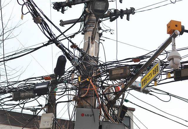 15일 서울 강북구의 한 전신주에 각종 통신선과  장비가 설치돼 있다.