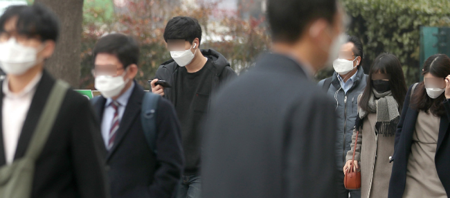 서울에 초미세먼지 경보가 발령된 3월 5일 서울 광화문네거리에서 마스크를 쓴 시민들이 발걸음을 옮기고 있다. 초미세먼지 경보는 PM2.5 150㎍/㎥ 이상이 2시간 넘게 지속될 때 발령된다. [송은석 동아일보 기자]