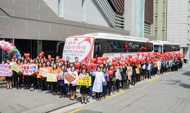 서울강남 하나님의 교회에서 열린 제727차 유월절사랑 생명사랑 헌혈릴레이에 참석해 환하게 웃고 있는 사람들.