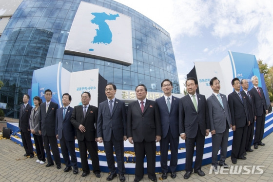 【개성=뉴시스】사진공동취재단 = 지난해 9월 14일 오전 개성공단에서 열린 남북공동연락사무소 개소식에서 남측 조명균 통일부장관과 북측 리선권 조국평화통일위원회 위원장 등 참석인사들이 기념촬영을 하고 있다. 2018.12.26.  photo@newsis.com  <저작권자ⓒ 공감언론 뉴시스통신사. 무단전재-재배포 금지.>