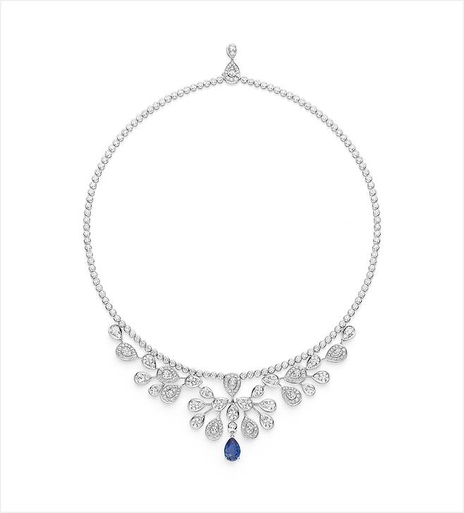 사진 : 쇼메, 조세핀 아그레뜨 임페리얼(Josephine Aigrette Imperiale) 네크리스. 화이트 골드 소재, 페어 컷 사파이어와 브릴리언트 컷 다이아몬드 세팅