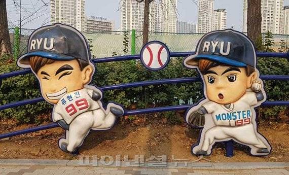 ▲ 미국 메이저리거 류현진 선수의 모교인 인천 동산고등학교 정문 앞에는 '류현진 거리'가 있다. 이 거리에는 류현진 선수를 기념하는 조형물이 설치돼 있다.