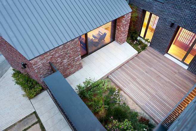 정재헌 건축가의 도천 라일락집. 도천 도상봉 화백이 기거하던 터에 4대째 살아가고 있는 후손들의 살림집과 도상봉 선생의 기념관을 겸하는 집이다. ㄱ자 살림집과 기념관으로 작은 마당을 만들어, 주변으로부터 집을 보호하면서도 건물의 높낮이를 달리해 위압적이지 않고 편안한 풍경을 만든다. 사진 박영채