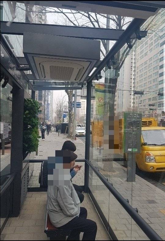 5일 시민들이 서울 서초구 마을버스 정류장에 설치된 유리벽 안에서 버스를 기다리고 있다. 이날 초미세먼지 경보가 발령돼 미세먼지 정화시설을 갖춘 유리벽 안에서 미세먼지를 피하고 있는 것이다. 임선영 기자