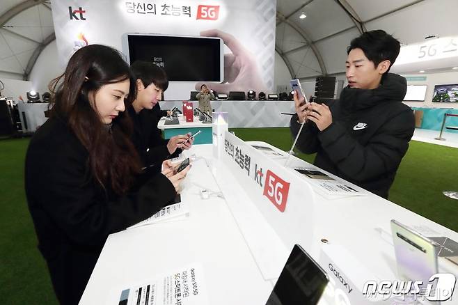 15일 서울 광화문 북측광장에 오픈한 KT 5G체험관 내 ‘KT 5G단말체험존’에서 방문한 고객들이 출시 전인 갤럭시 S10 5G와 V50 씽큐를 직접 체험해보고 있다. /사진제공=KT