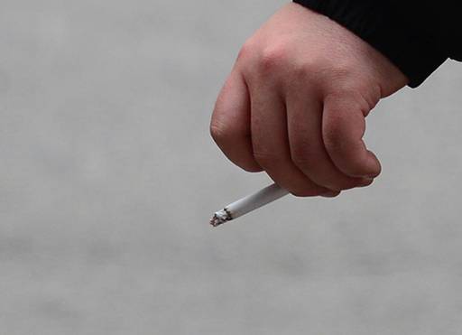 한 시민이 담배를 피우면서 걷고 있다.