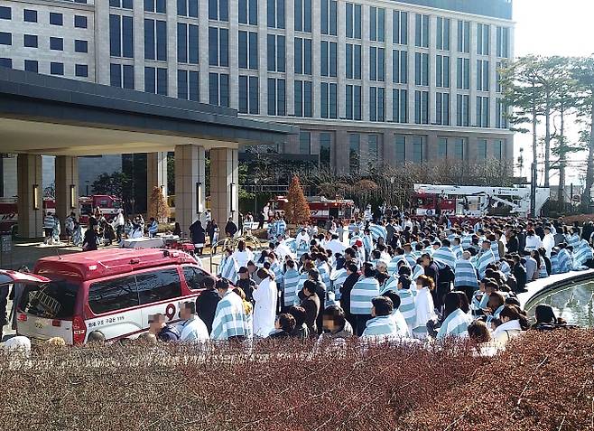 24일 오후 3시16분께 인천 중구 운서동 영종도 파라다이스호텔 3층 여성 건식사우나에서 불이 나 출동한 소방대에 의해 36분만인 3시52분께 진화됐다. 당시 투숙객 등 282명은 호텔 밖으로 대피했다. (사진 = 인천소방본부 제공)