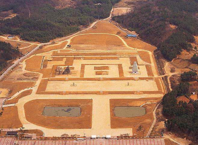 전북 익산 미륵사지 전경. 백제말기에 지어진 미륵사지는 사적 150호로 지정됐다.[사진 문화재청]