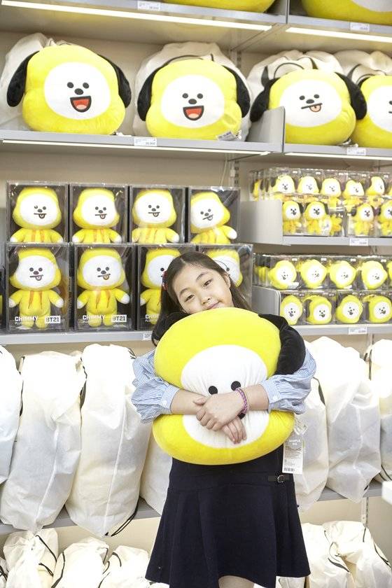 맹서후 학생기자가 BT21 캐릭터 치미 얼굴 인형을 품에 안고 함박웃음을 지어 보였다. BT21은 IT업체 라인프렌즈가 기획, 남성 아이돌 그룹 방탄소년단(BTS)와 협업해 내놓은 캐릭터다.