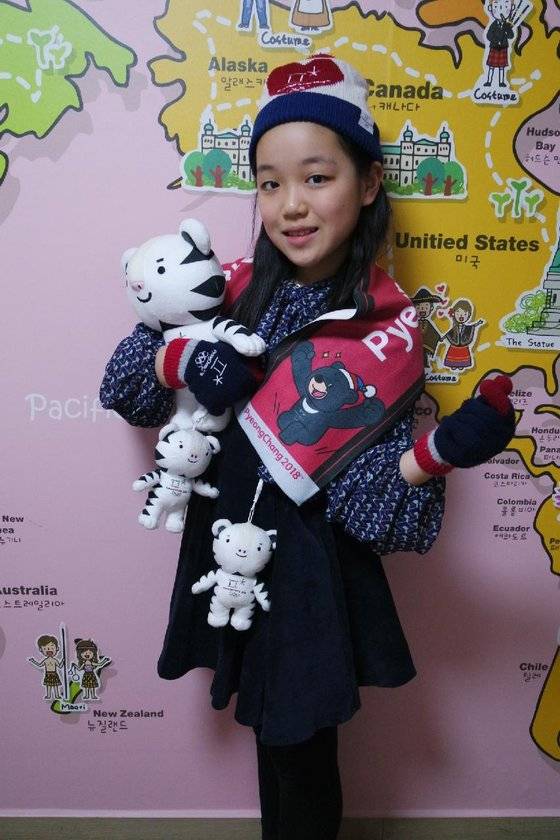 이은채 학생기자는 지난 2017년 하반기~2018년 상반기 겨울을 달군 이른바 '평창 굿즈'를 야무지게 소장했다. 당시 '평창' 굿즈들은 날개 돋힌 듯 팔려 '중고나라' 등 온라인 중고 거래 사이트에서 일부 판매자들에 의해 웃돈을 붙여 거래가 성사되곤 했다.