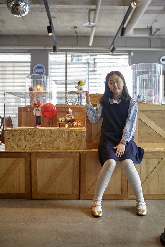 맹서후 학생기자가 라인프렌즈 플래그십 스토어 이태원점에서 BT21 디자인 과정 캐릭터 모델 옆에 앉았다. BT21은 방탄소년단(BTS) 멤버들이 캐릭터의 성격, 생김새, 특징 등을 꾸린 게 최종 캐릭터에 반영됐다.